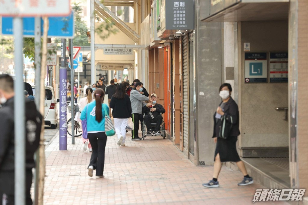 張偉文飲可樂解喝。